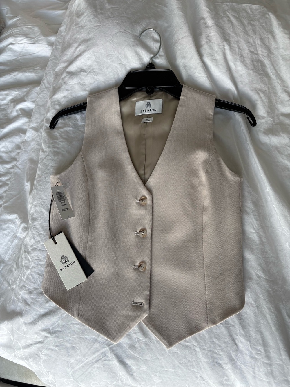 Aritzia Babaton Cream Tailored Sleeveless Vest